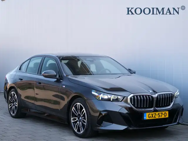 BMW 520 5-serie 520i 208 Pk Automaat M-pakket / Leer / Nav