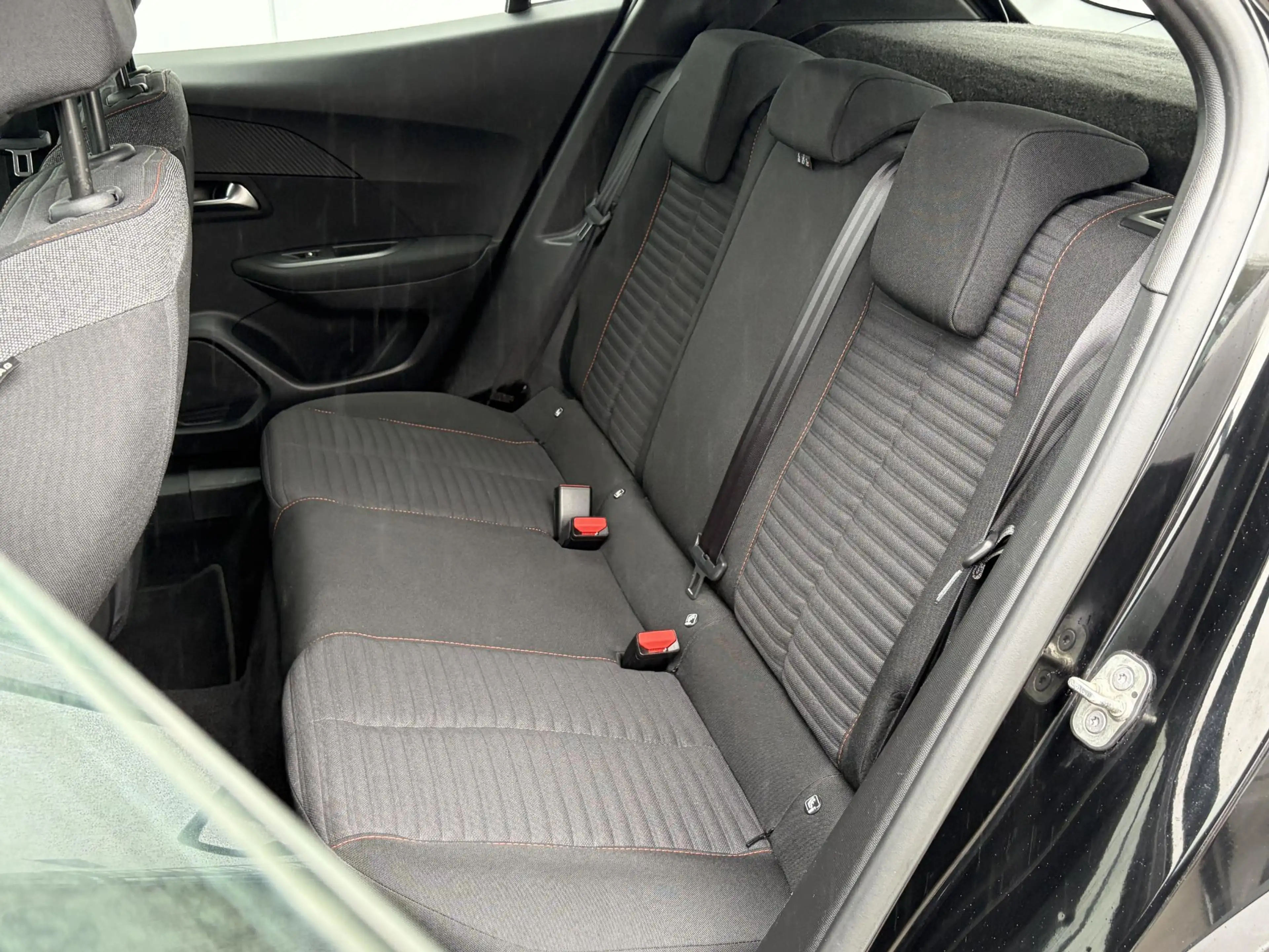 Peugeot e-2008 EV Active Pack 50 kWh | SOH 93,2 % | CarPlay | Par — photo 12