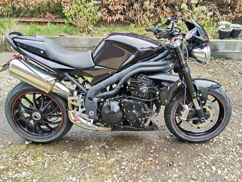 Triumph Speed Triple 1050 - foto 2