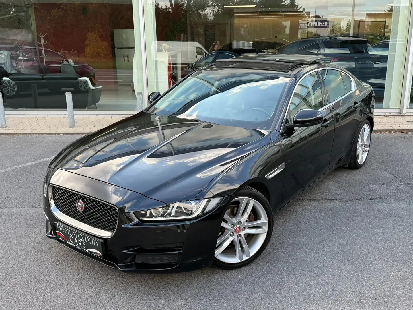 Jaguar XE Performance R-Sport / PANO /MERIDIAN / CARPLAY / Noir - 2