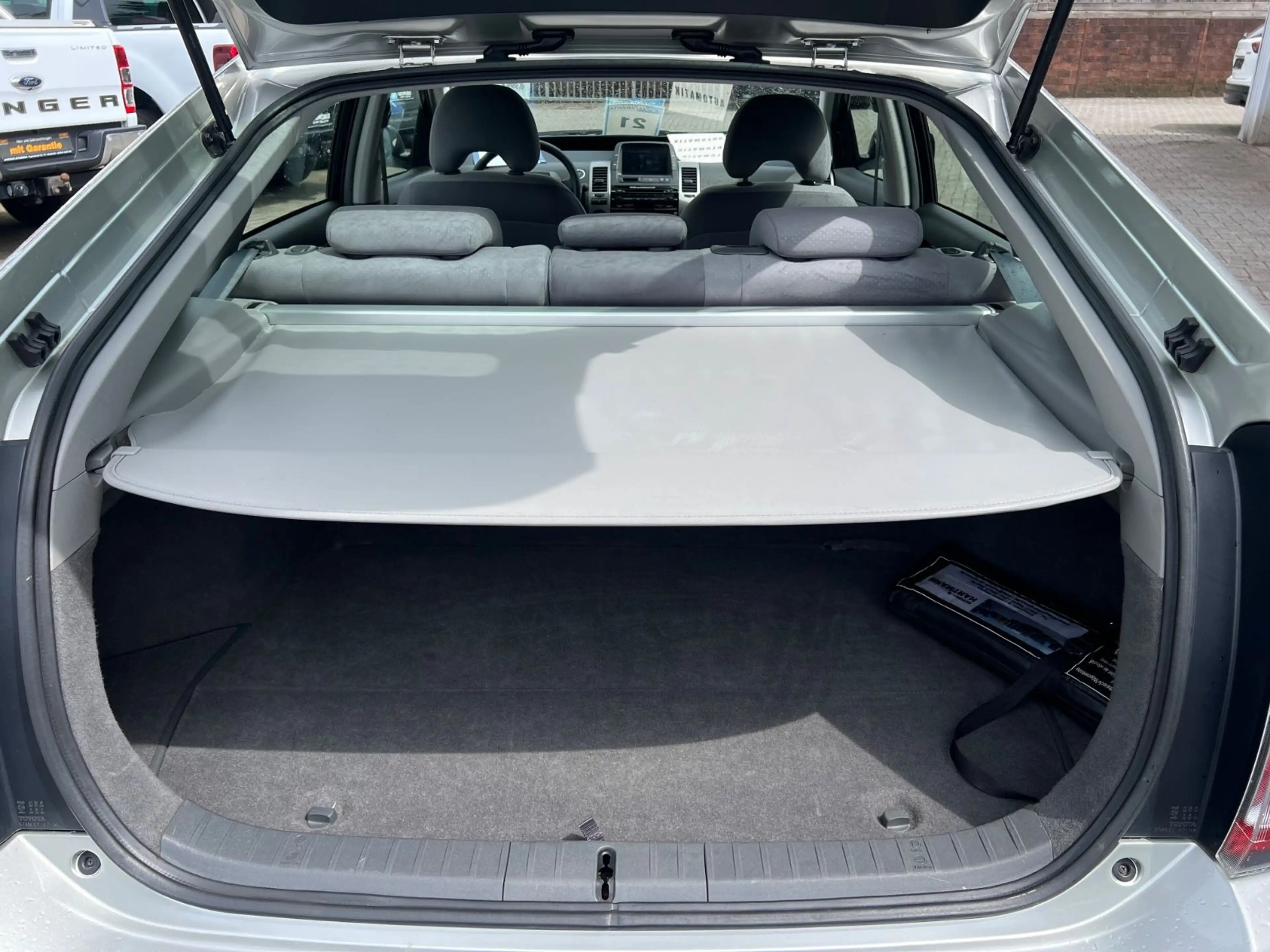 Toyota Prius Executive — photo 14
