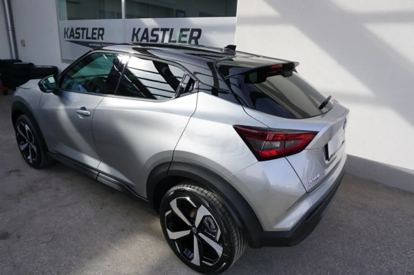 Nissan Juke Tekna 1,0 DIG-T 114PS Silber - 2