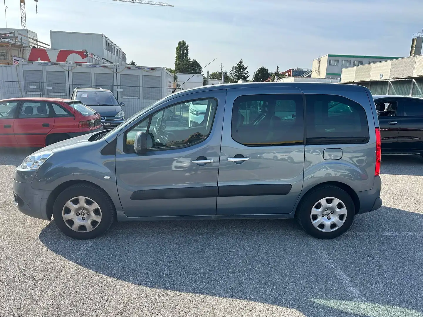 Peugeot Partner Tepee Comfort 1,6 HDi 95 FAP (Bastler, Händler) Grau - 2