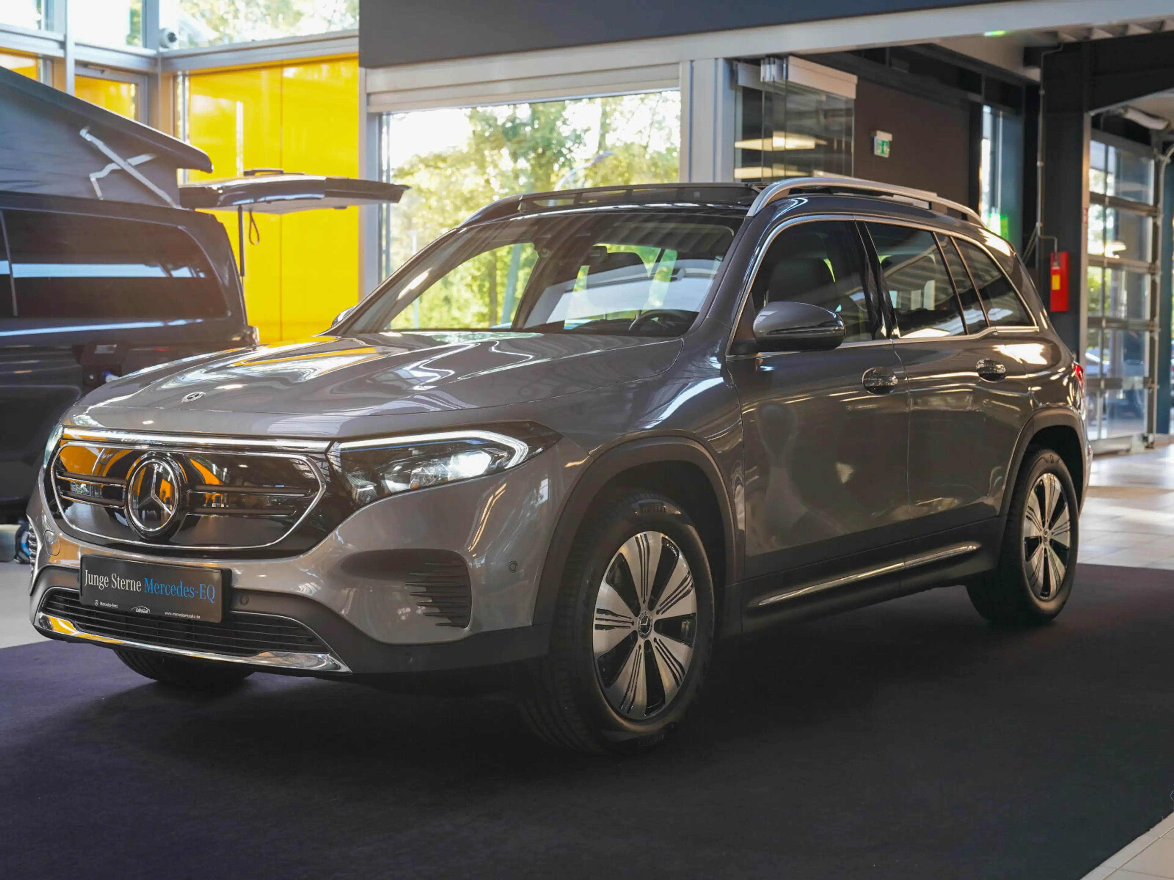 Mercedes-Benz EQB 250 Progressive  Distronic  Memory Panorama — photo 8
