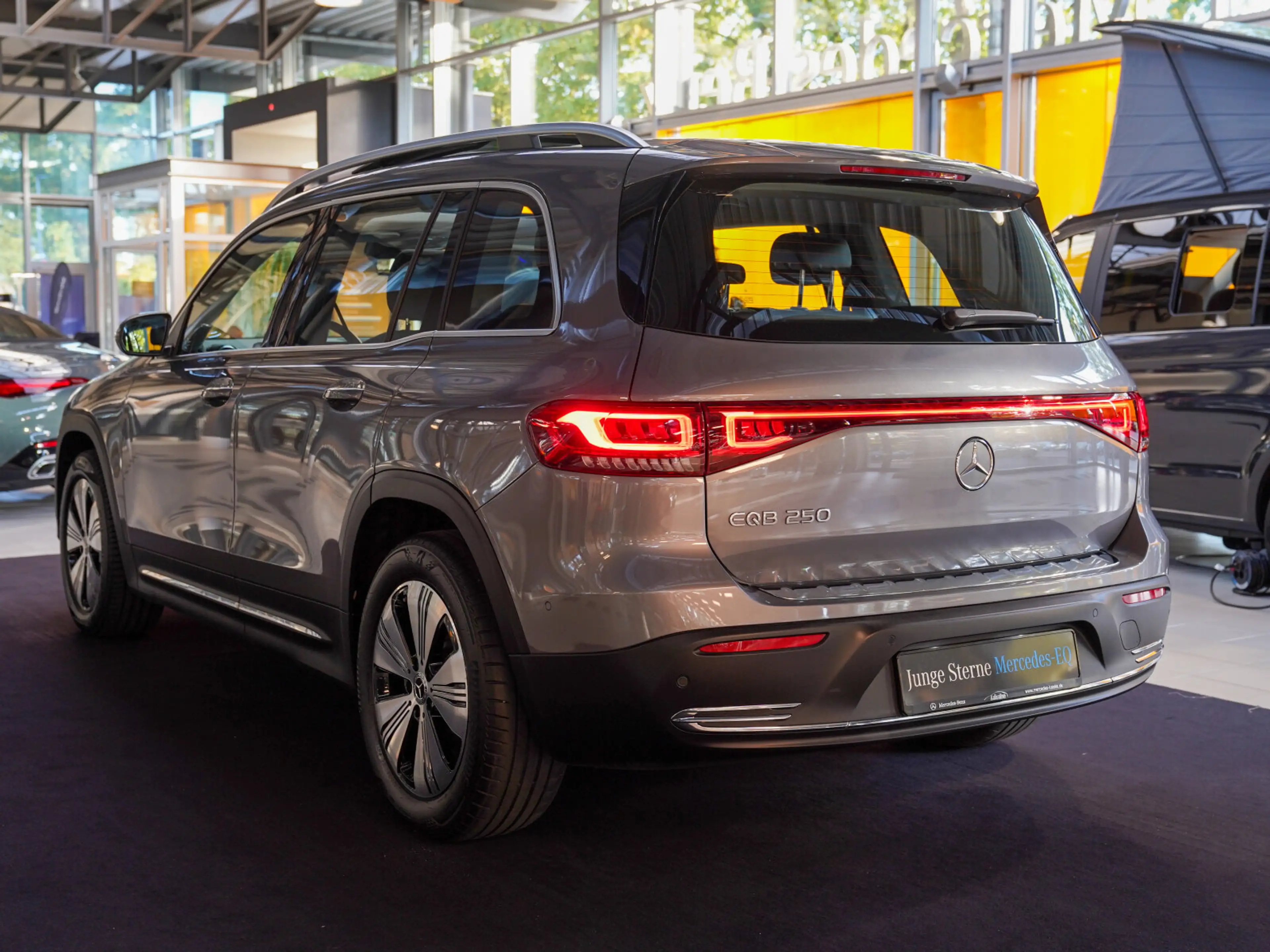 Mercedes-Benz EQB 250 Progressive  Distronic  Memory Panorama — photo 7