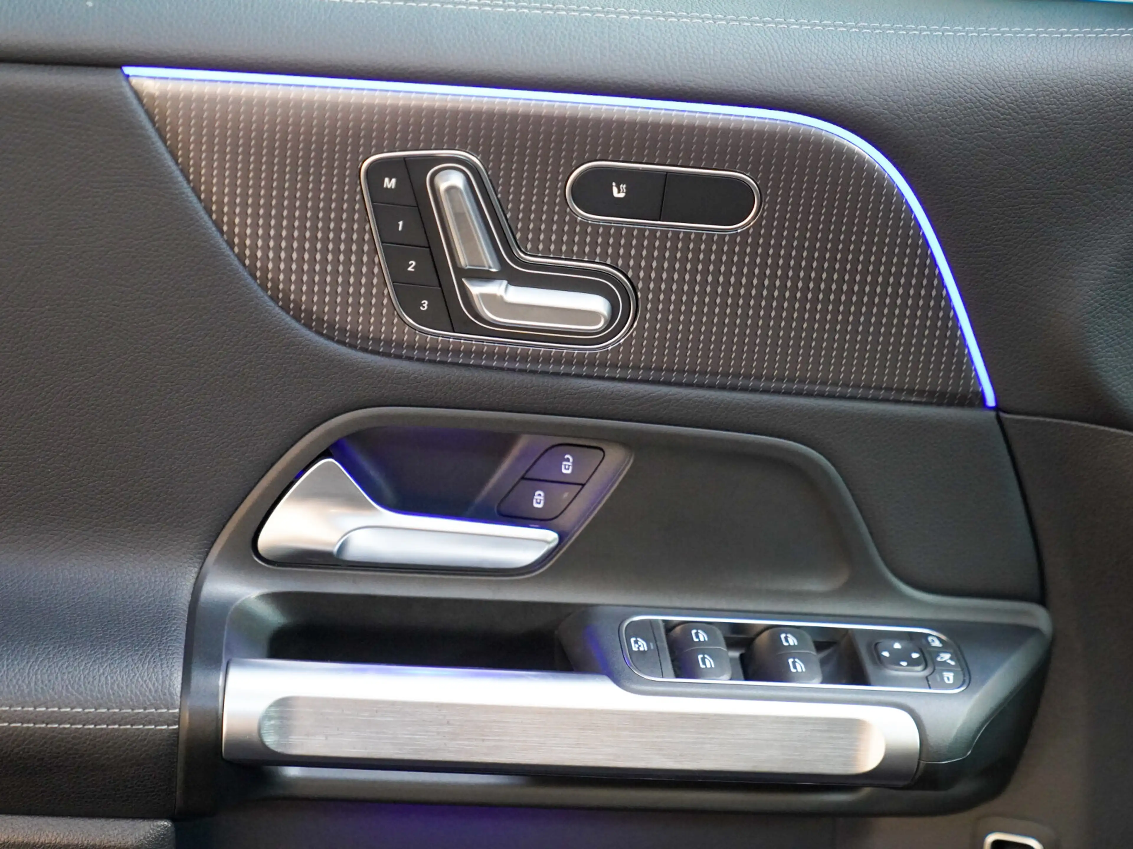 Mercedes-Benz EQB 250 Progressive  Distronic  Memory Panorama — photo 15