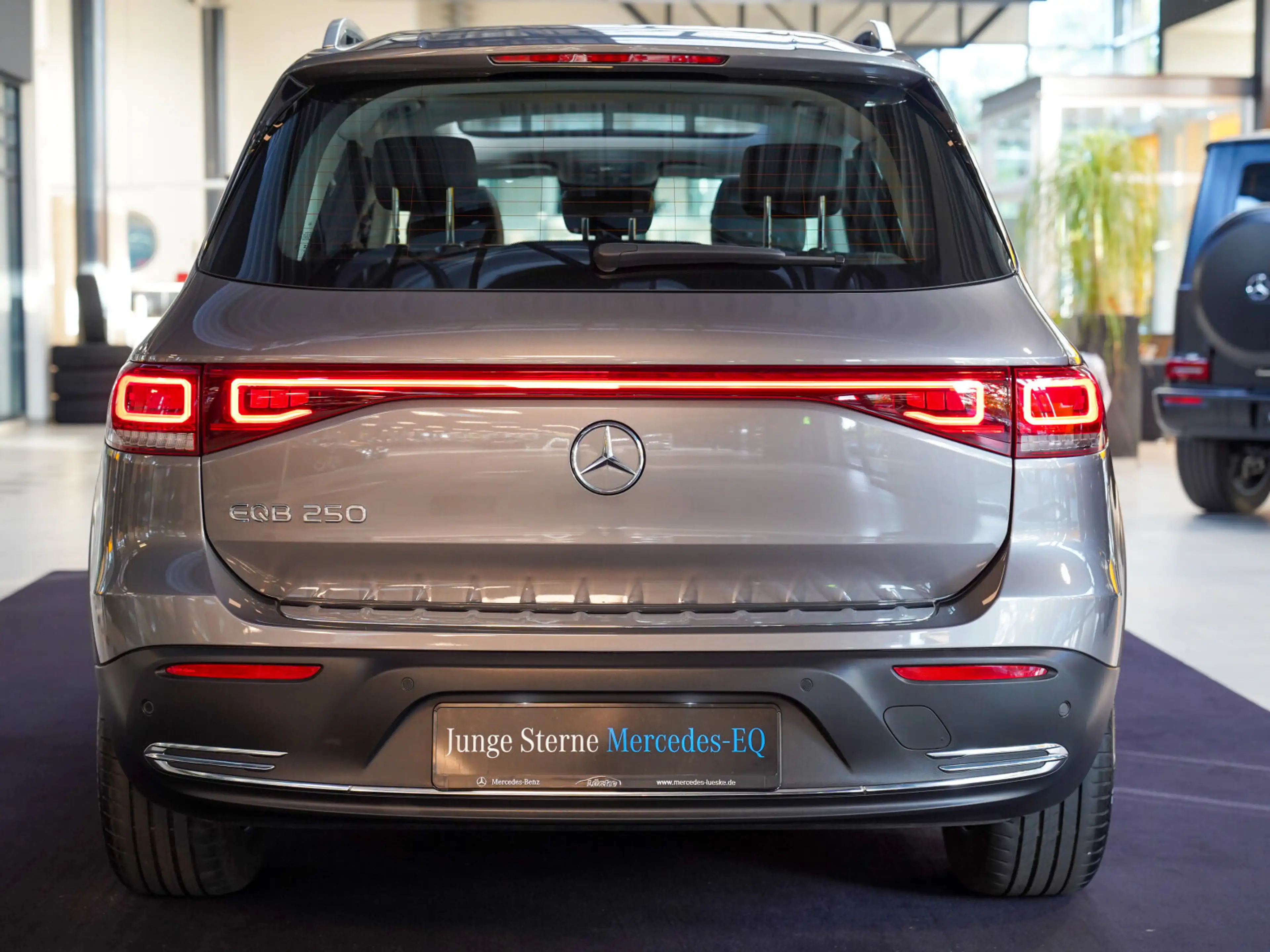 Mercedes-Benz EQB 250 Progressive  Distronic  Memory Panorama — photo 4