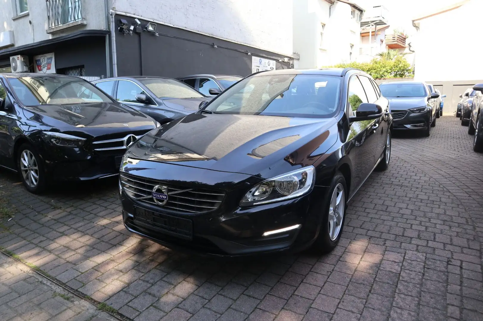 Volvo V60 Kombi Kinetic LED Leder Navi PDC AHK Negro - 1
