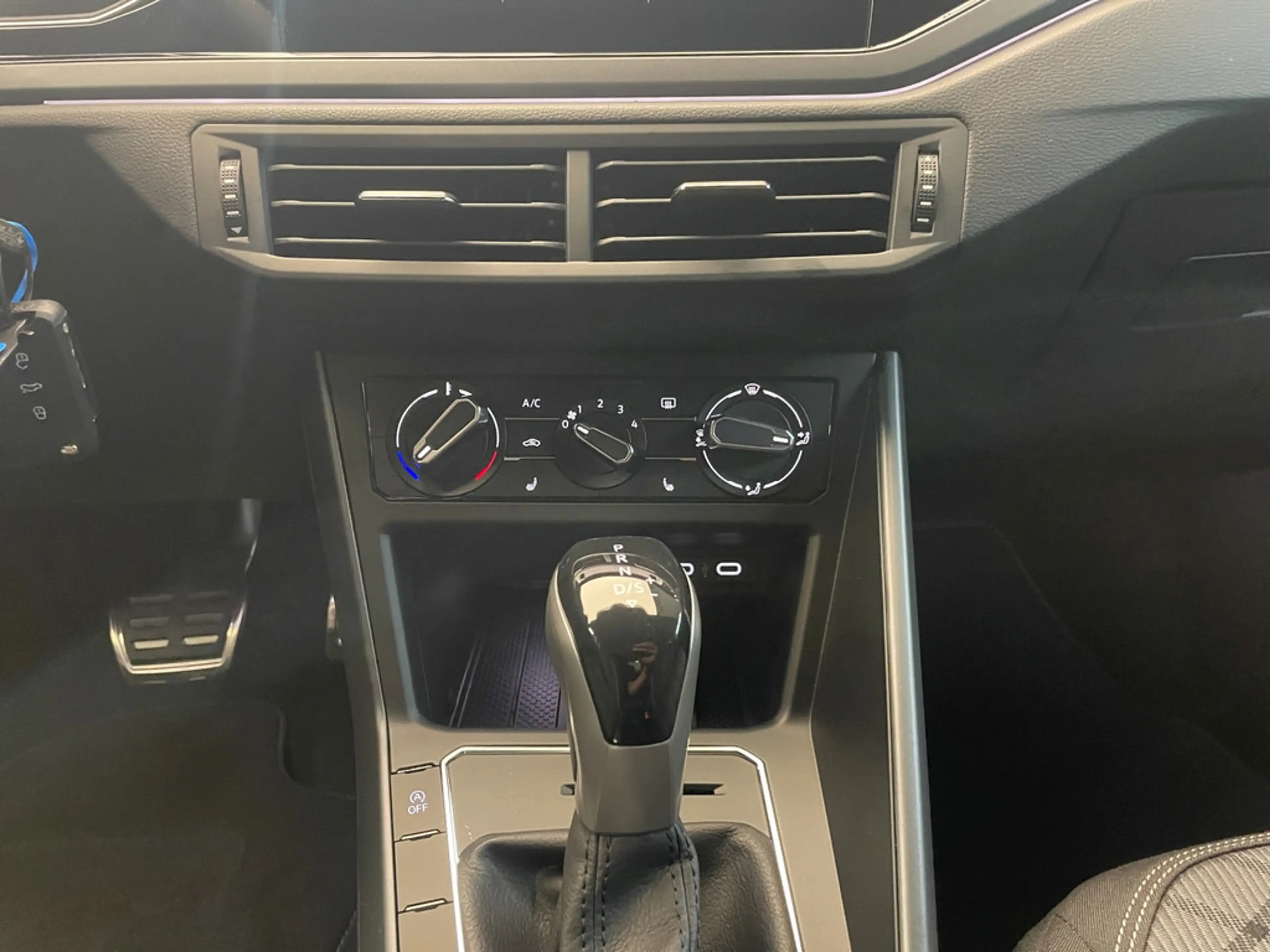 Volkswagen Taigo 1,0 l TSI DSG R-Line LED-Matrix+IQ.Drive+ACC+PDC — photo 14