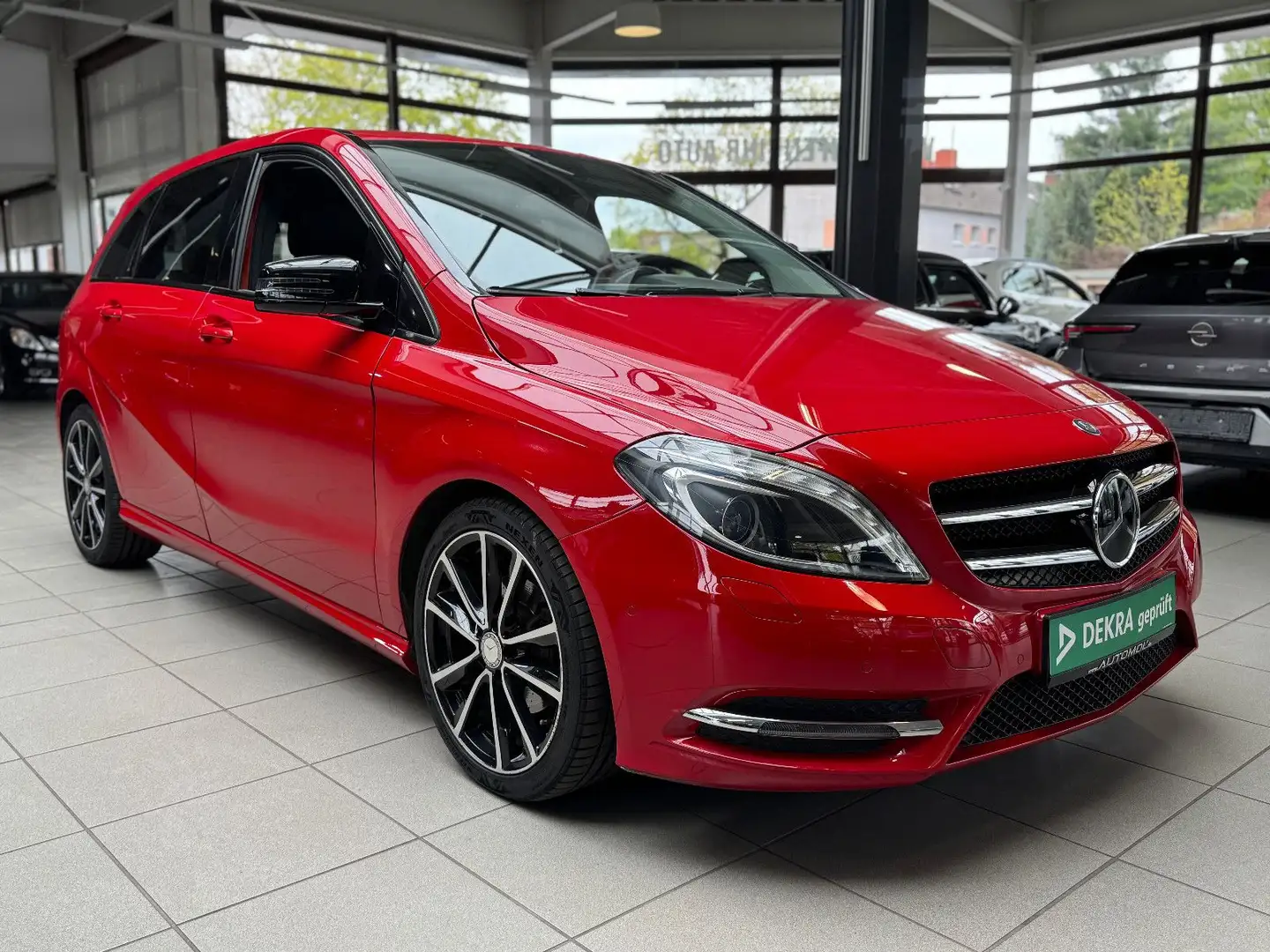 Mercedes-Benz B 200 Avantgarde *Bi-Xenon*Wenig KM*1.Hand* Červená - 2