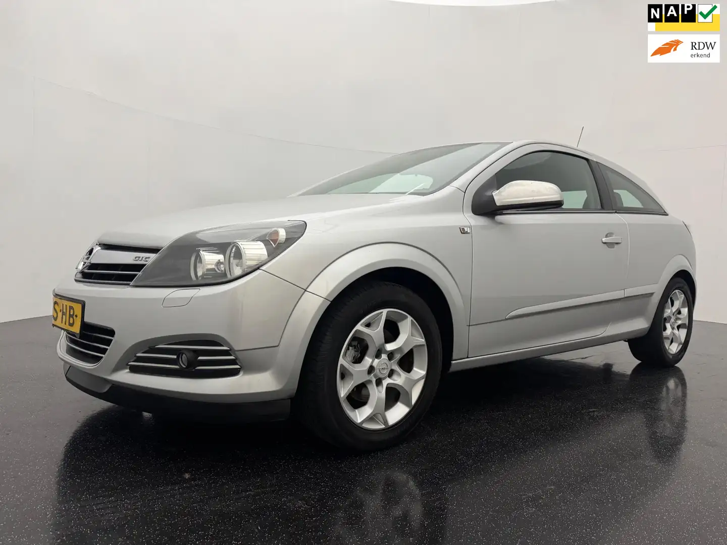 Opel Astra GTC 1.8 Enjoy 125 PK Airco / Trekhaak Gris - 1
