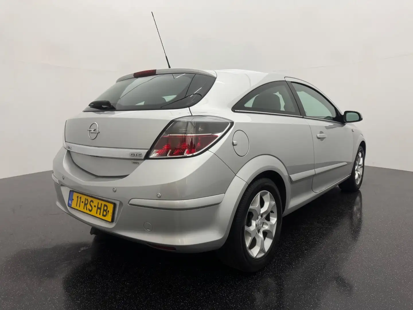 Opel Astra GTC 1.8 Enjoy 125 PK Airco / Trekhaak Gris - 2