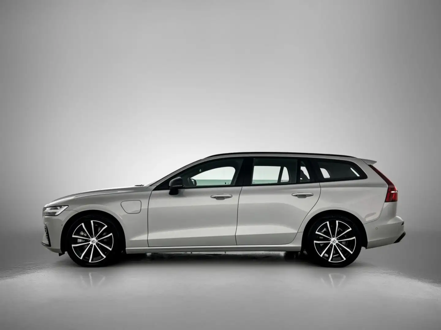 Volvo V60 2.0 T6 Plus | trekhaak | Panorama Dak | 360 Camera Grijs - 2
