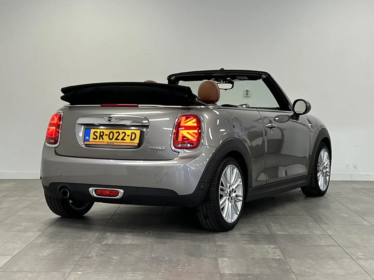 MINI Cooper Cabrio 1.5 Chili Serious Business | ORG.NL | LEDER | DEAL Grijs - 2