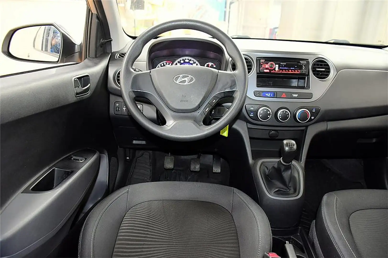 Hyundai i10 1,0 Entry Schwarz - 2