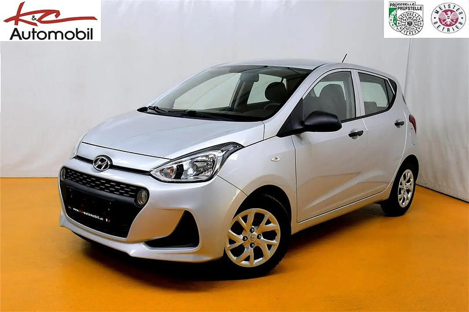 Hyundai i10 1,0 Entry Schwarz - 1