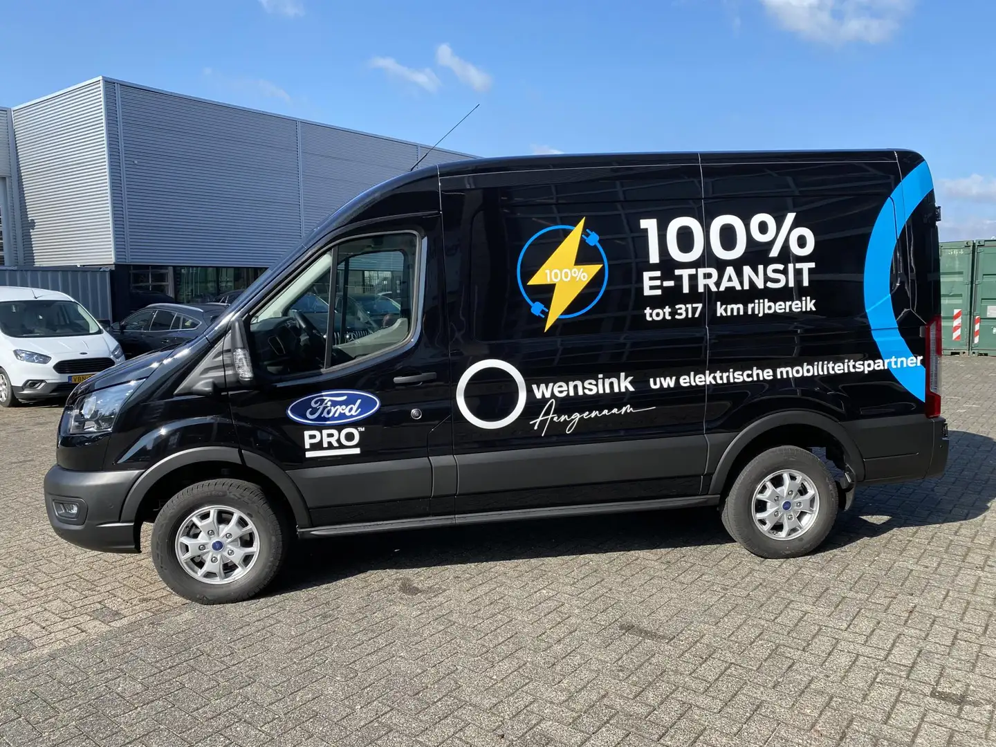 Ford E-Transit 350 68kWh L2H2 Trend crna - 2