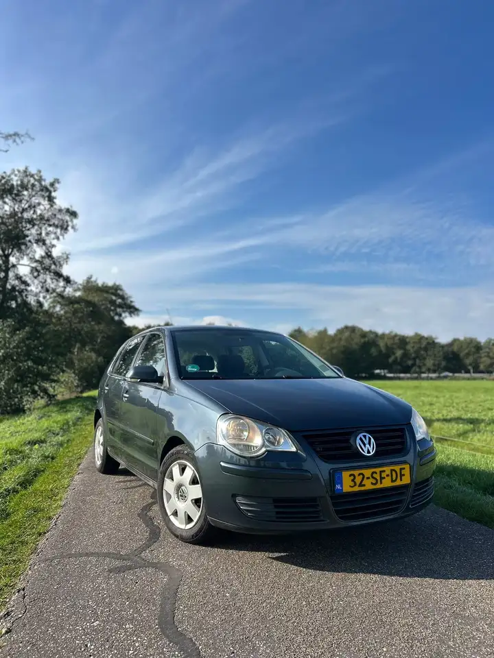 Volkswagen Polo 1.4 — photo 1 of 17