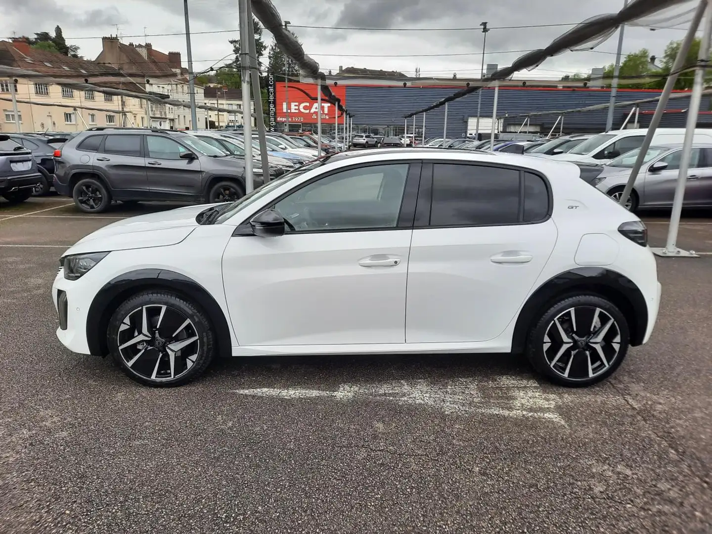 Peugeot 208 II (2) 1.2 HYBRID 145 GT E-DCS6 TOIT PANO / PACK V Blanc - 2