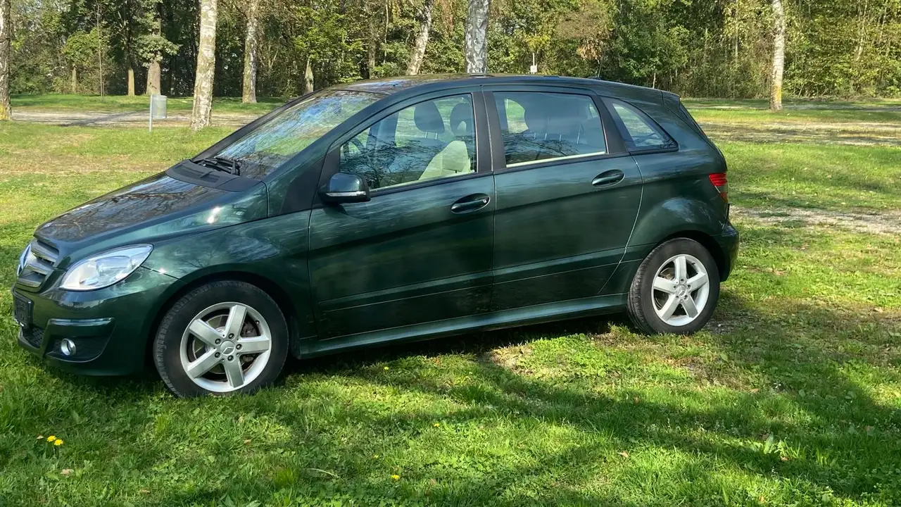 Mercedes-Benz B 180