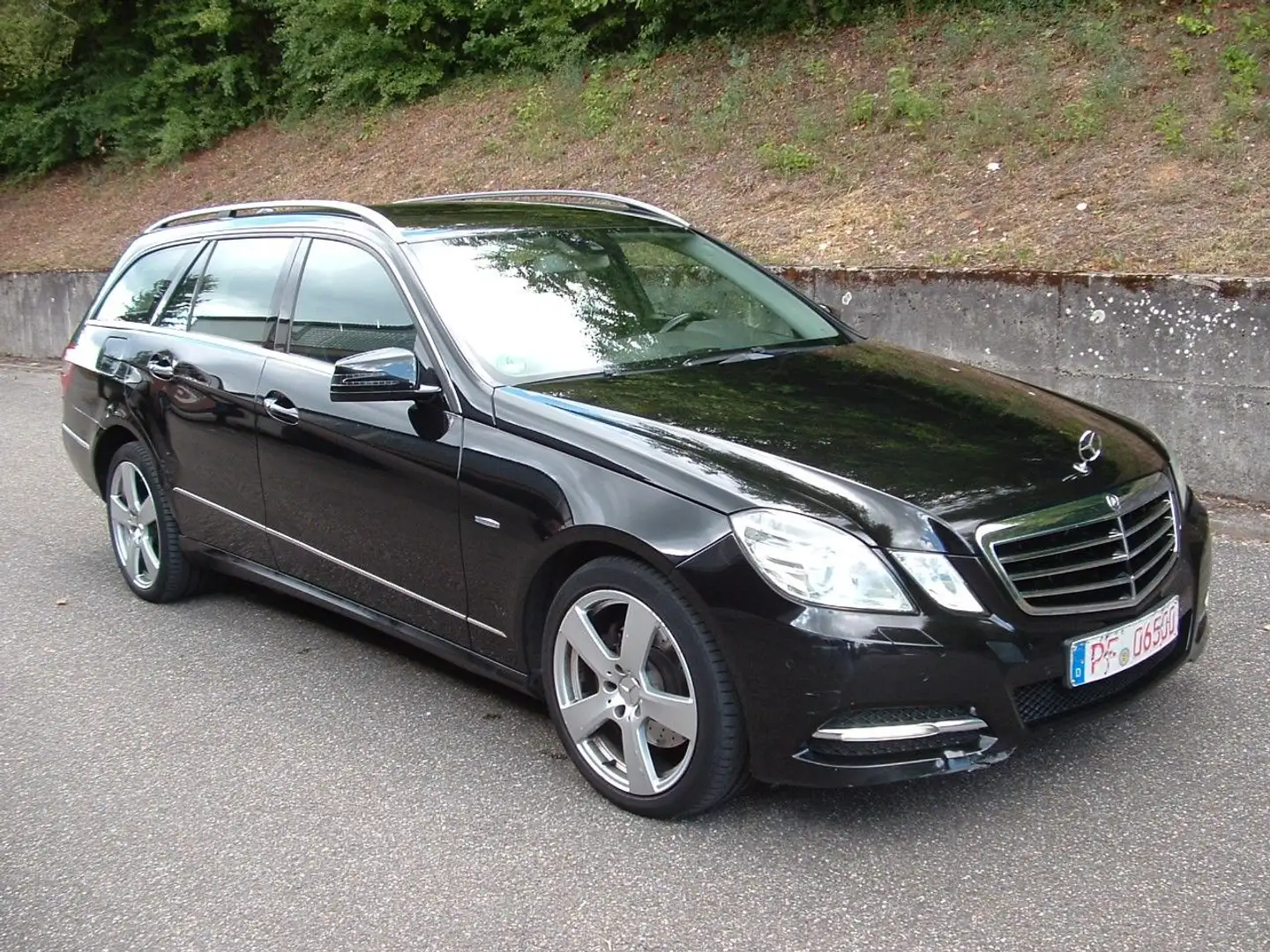 Mercedes-Benz E 220 CDI Kombi *AVANTGARDE*NAVI*AHK*BI-XENON Schwarz - 2