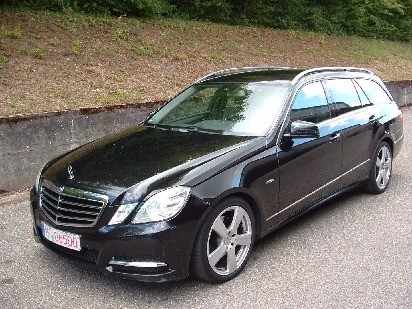 Mercedes-Benz E 220 CDI Kombi *AVANTGARDE*NAVI*AHK*BI-XENON Schwarz - 1