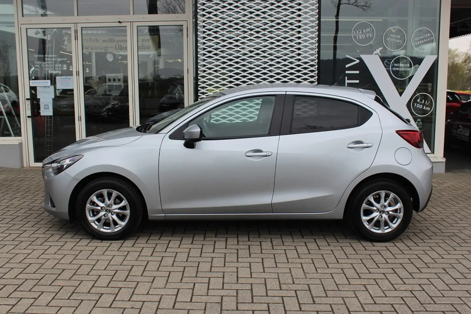 Mazda 2 Exclusive-Line G-90 AT TOU-P ACAA NAVI Klimaauto. Zilver - 2