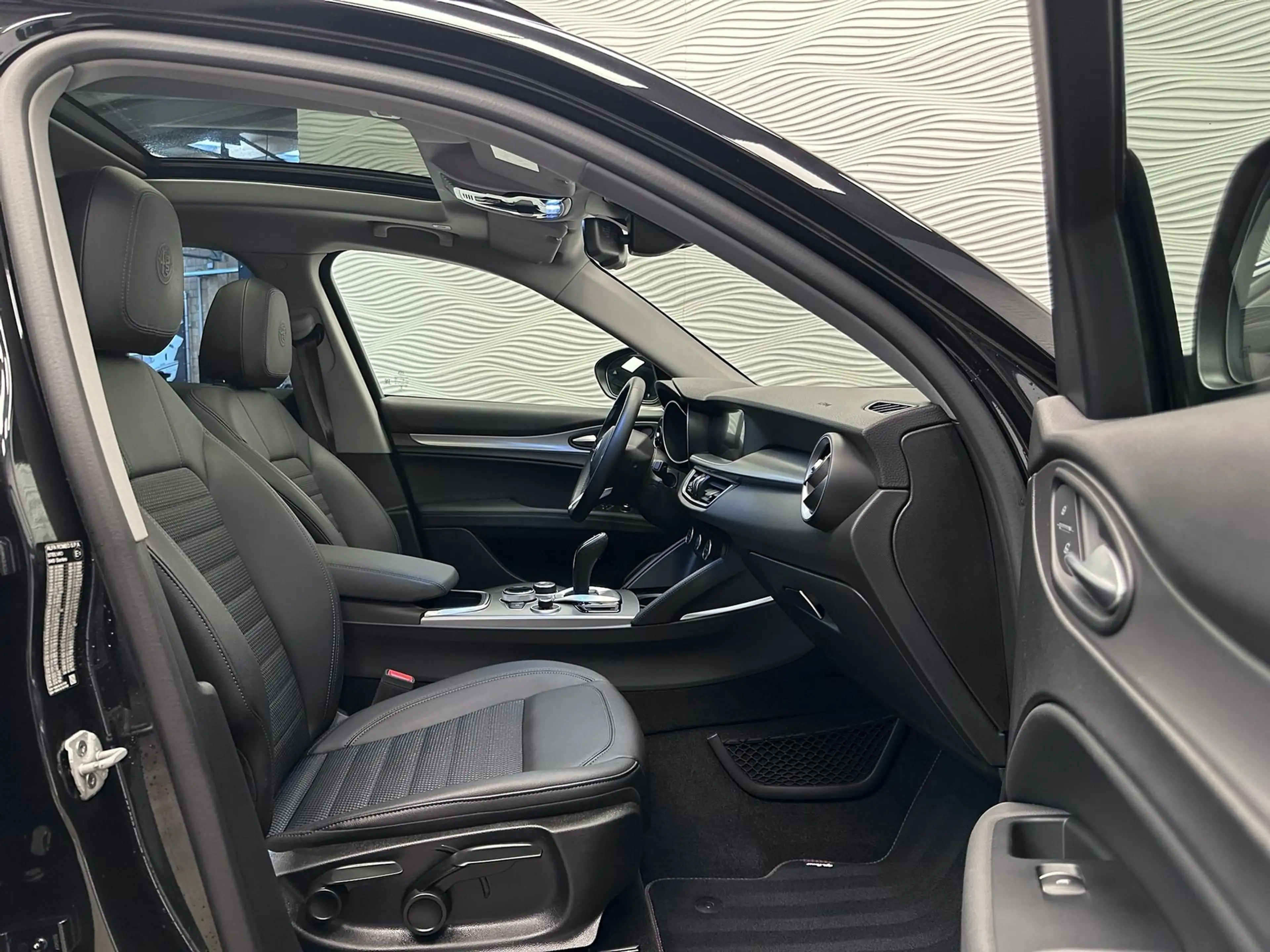 Alfa Romeo Stelvio 2.2 JTDM*AUT*SPRINT*PANO*NAVI*ACC*KEYLESS* — photo 16