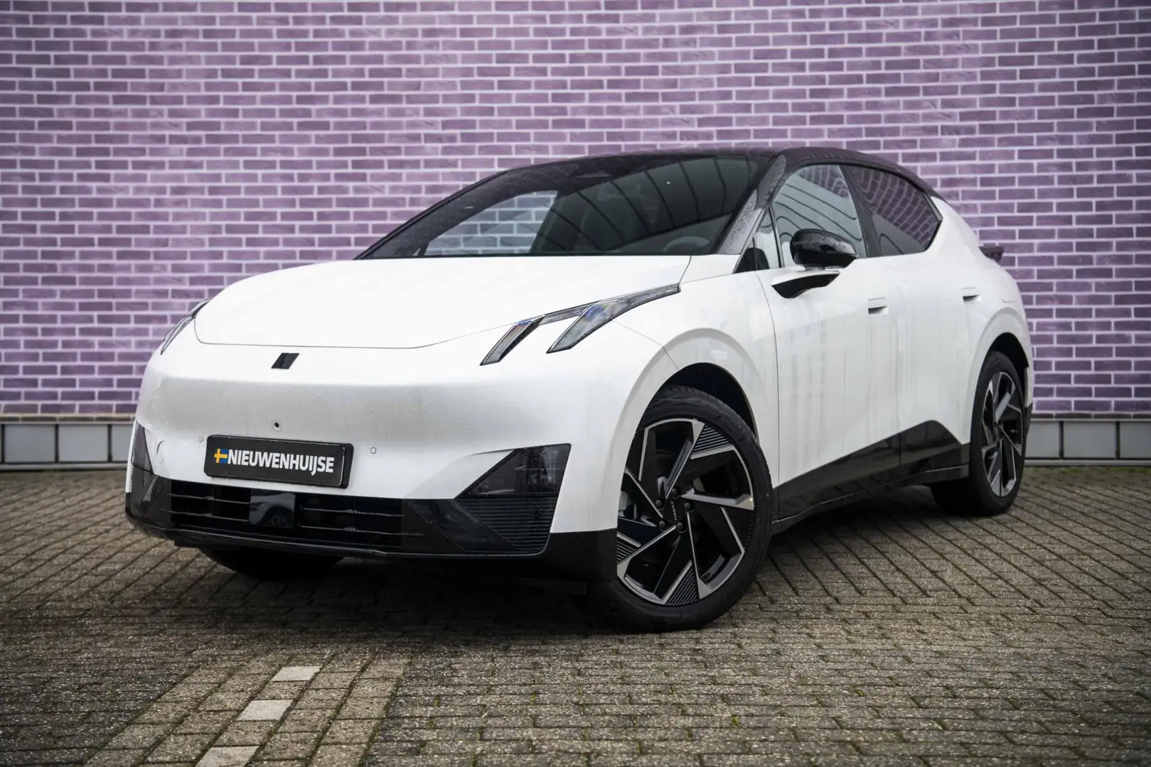 Lynk & Co 02 More 66 kWh | Trekhaak | Panoramadak | 360 camera Wit - 1