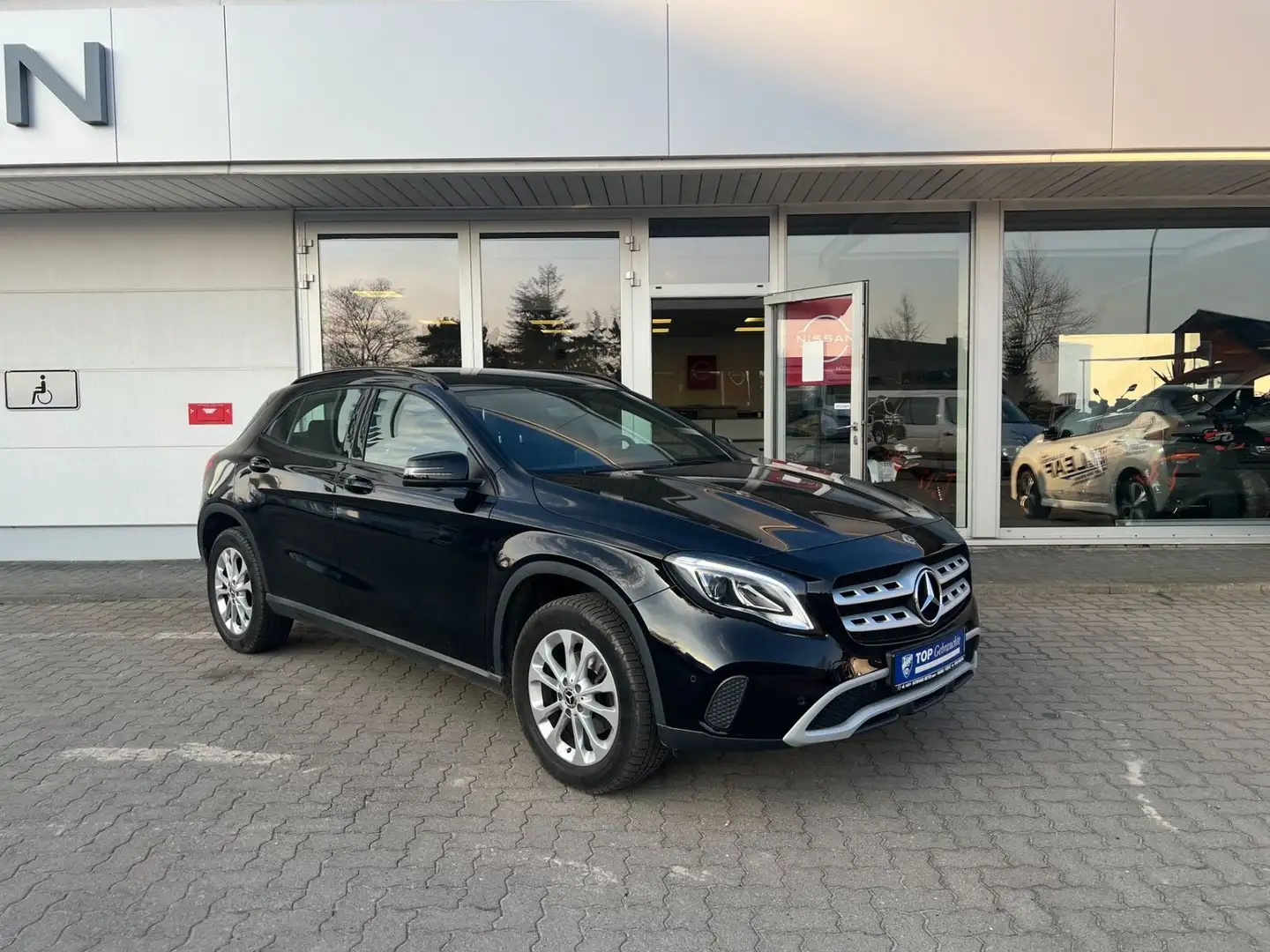 Mercedes-Benz GLA 200 d LED Scheinwerfer Navi Sitzheizung PDC Zwart - 1