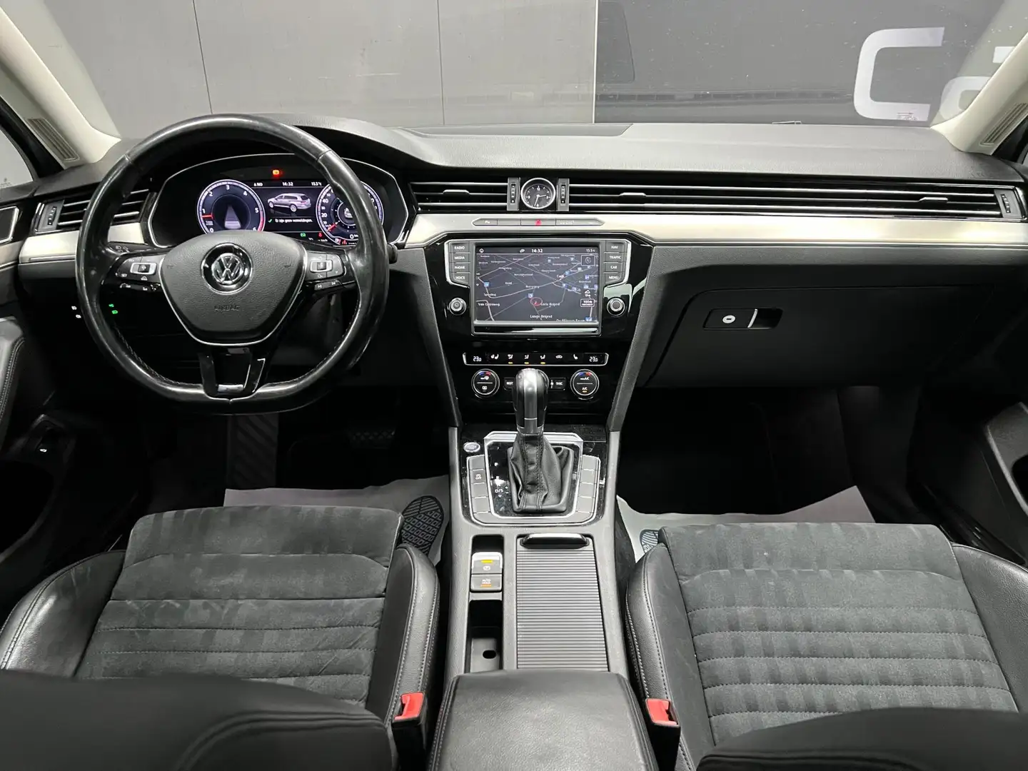 Volkswagen Passat Variant 1.6 TDI R | Virtual Cockpit | Pano | DSG Gris - 2