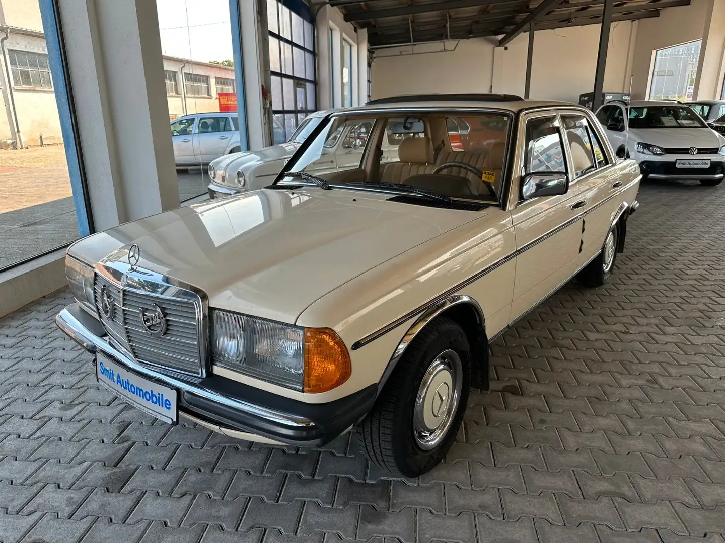 Mercedes-Benz E 200 200 E W123 Limousine mit Schiebedach Beige - 1