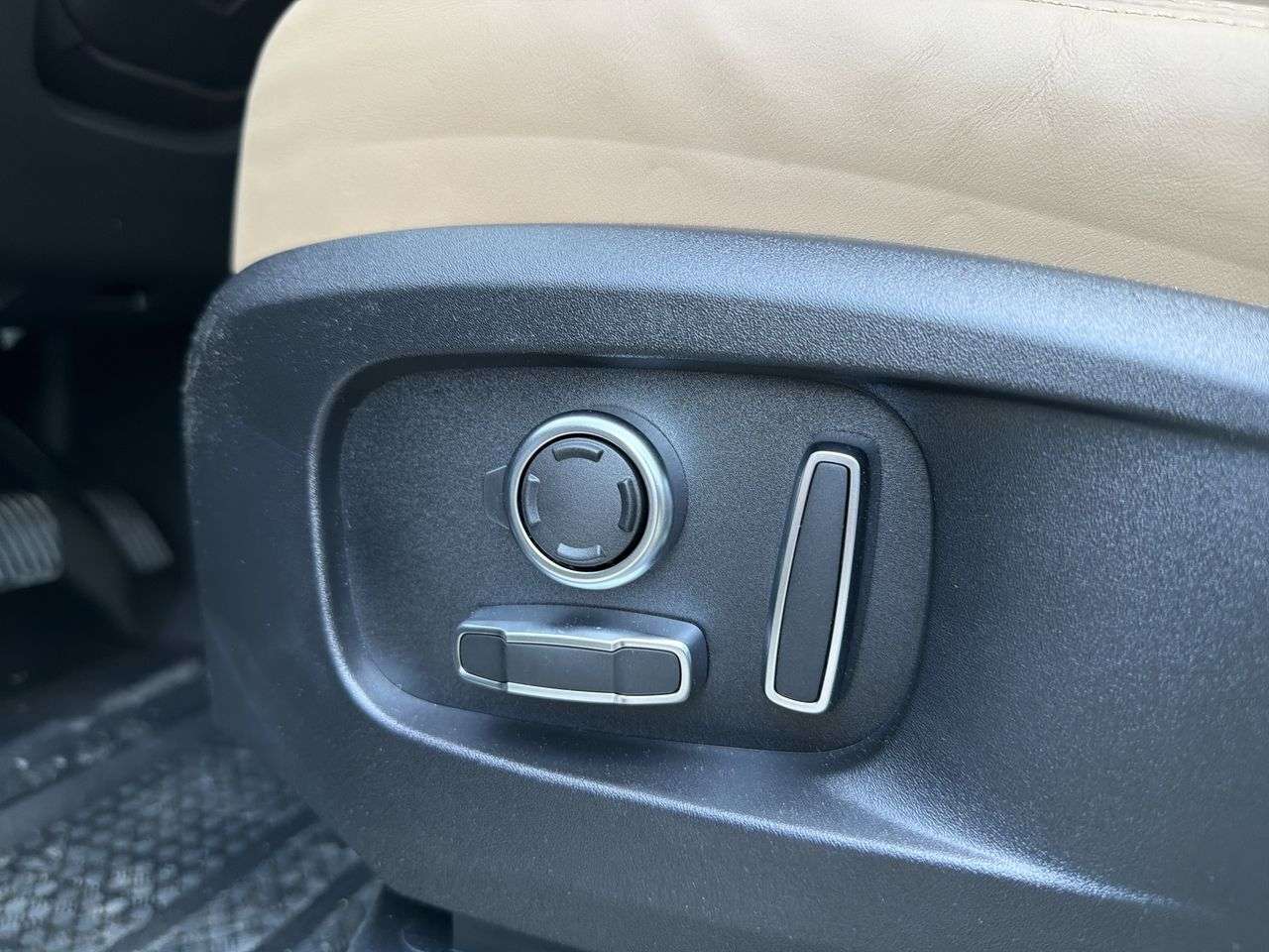2026 Land Rover Defender 130 P300 S thumb 9