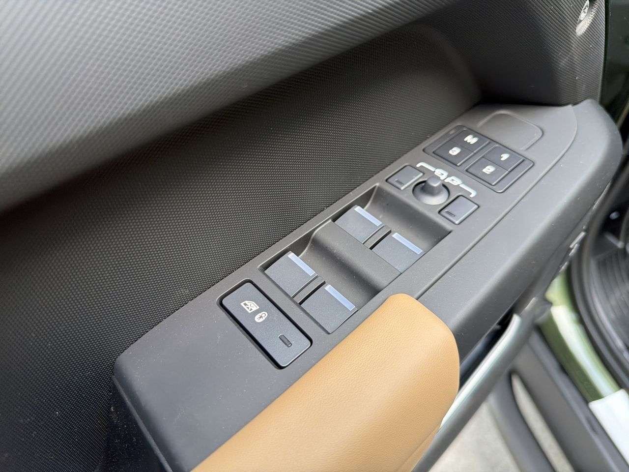 2026 Land Rover Defender 130 P300 S thumb 10