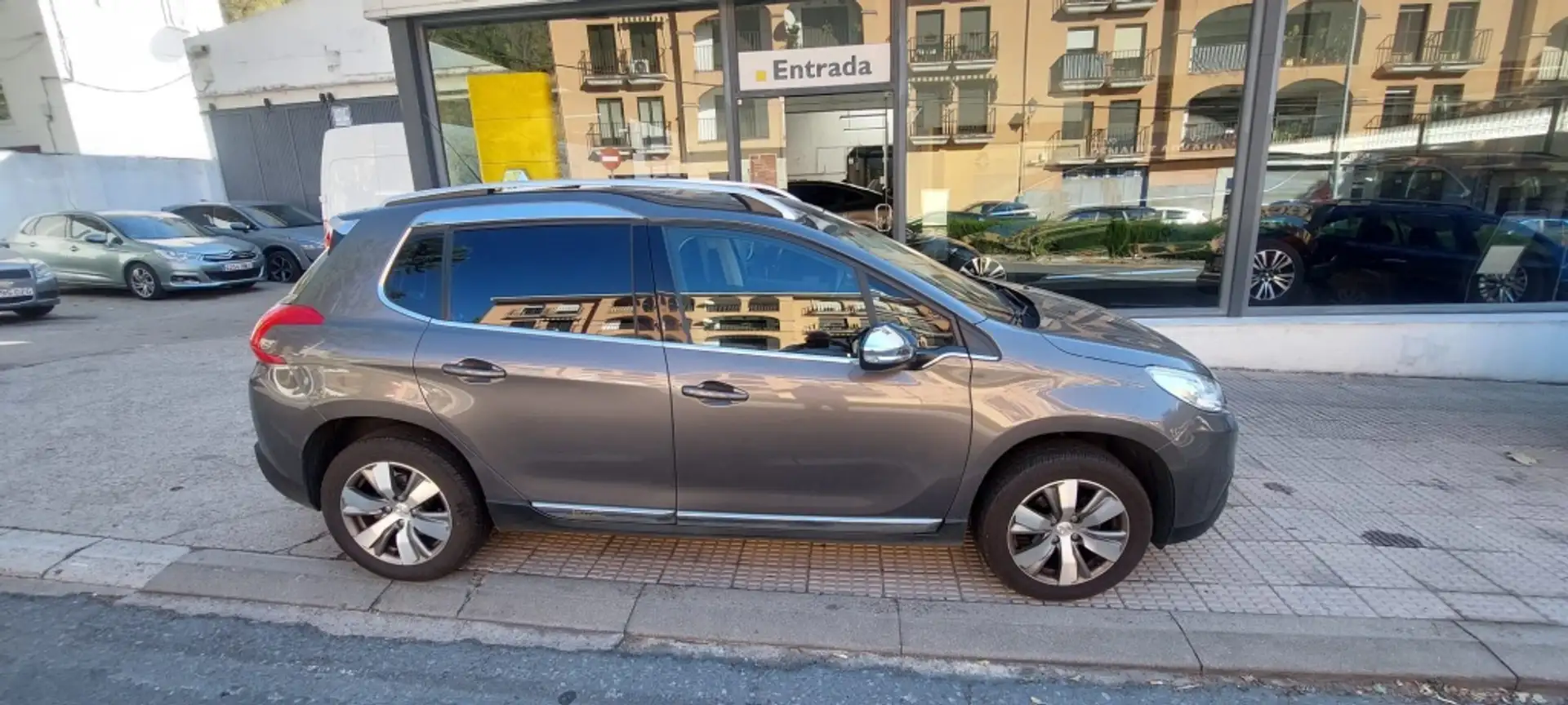Peugeot 2008 1.6 e-HDI Allure Gris - 1