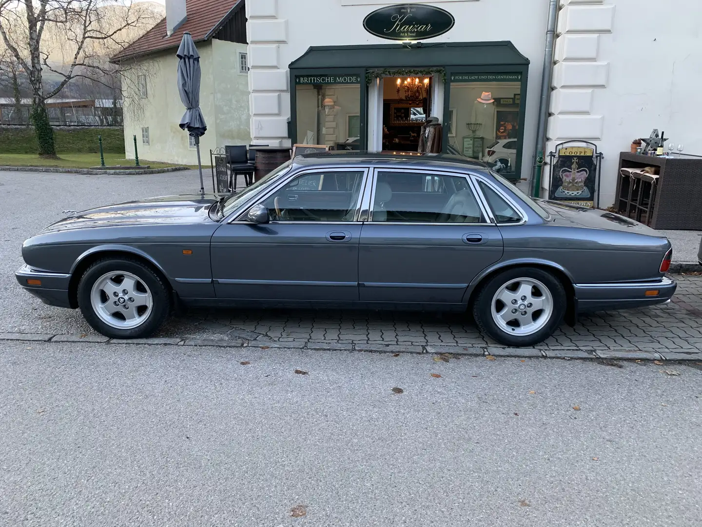 Jaguar X300 - 1