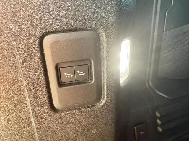 Land Rover Defender view 14