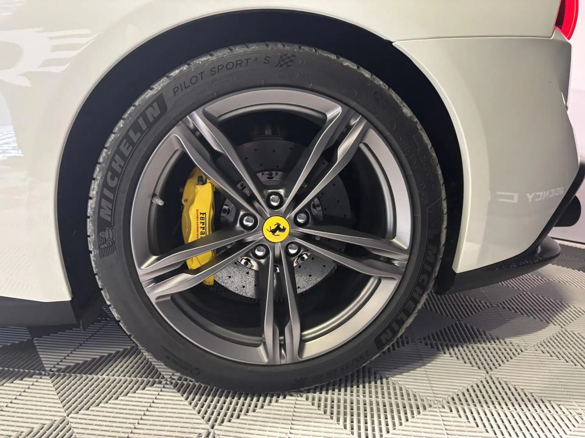 페라리 GTC4 루쏘 2018 흰색 사진 8