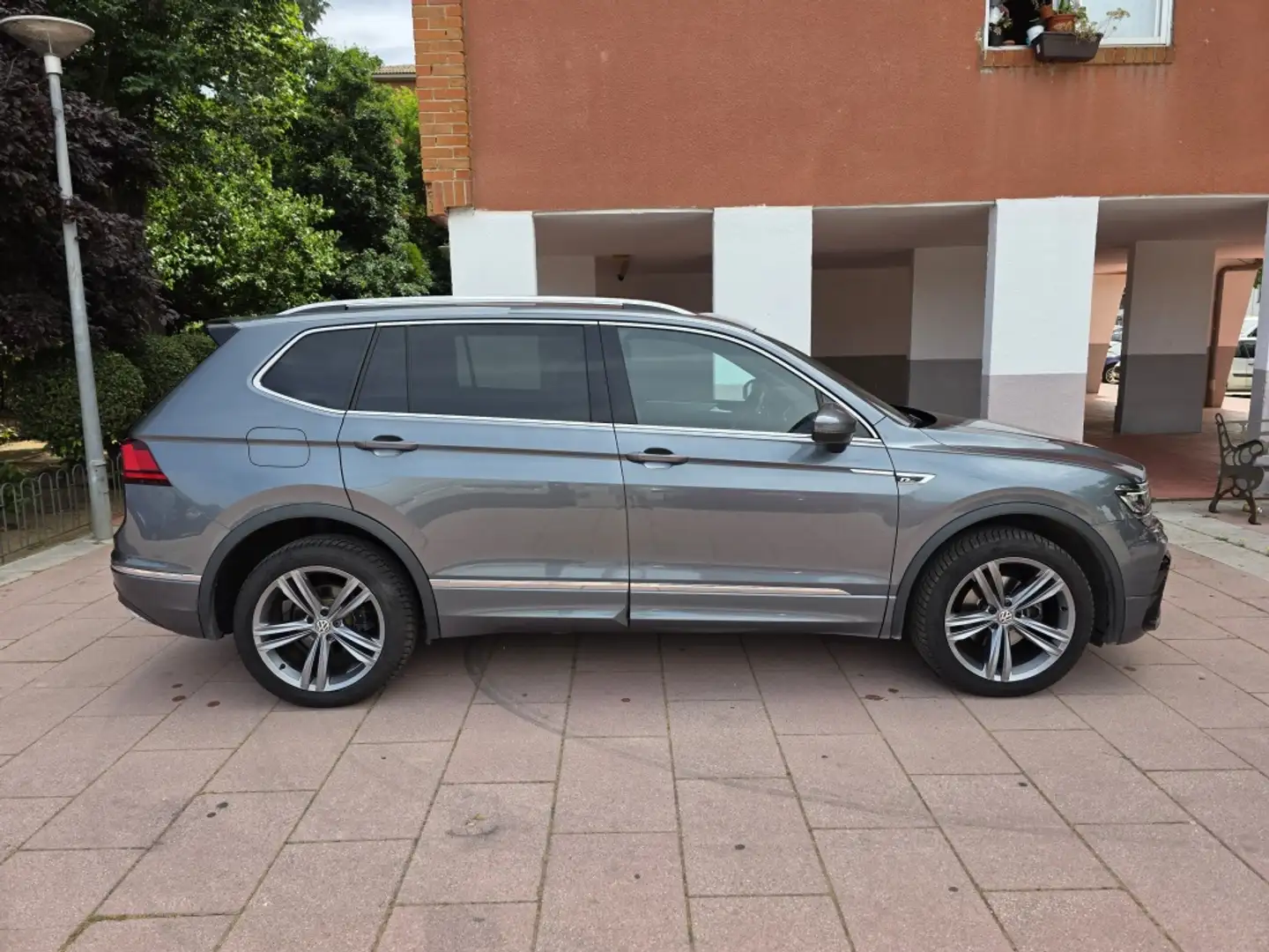 Volkswagen Tiguan Allspace 2.0TDI Sport 4M DSG 110kW Grijs - 2