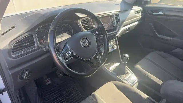 Volkswagen T-Roc view 8