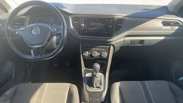 Volkswagen T-Roc view 11