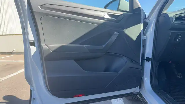Volkswagen T-Roc view 7