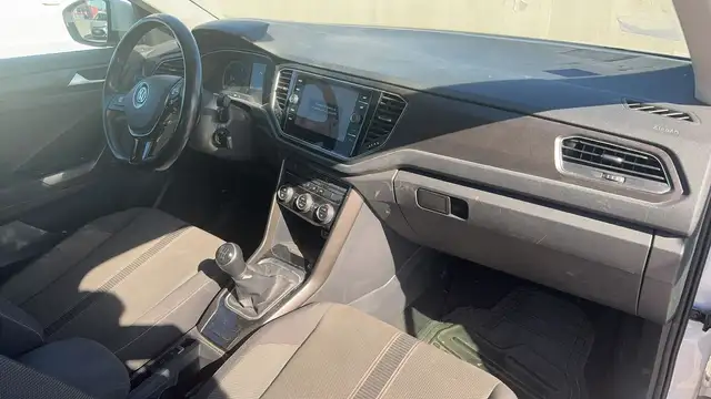Volkswagen T-Roc view 10