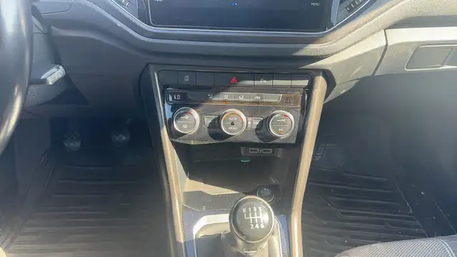 Volkswagen T-Roc view 13
