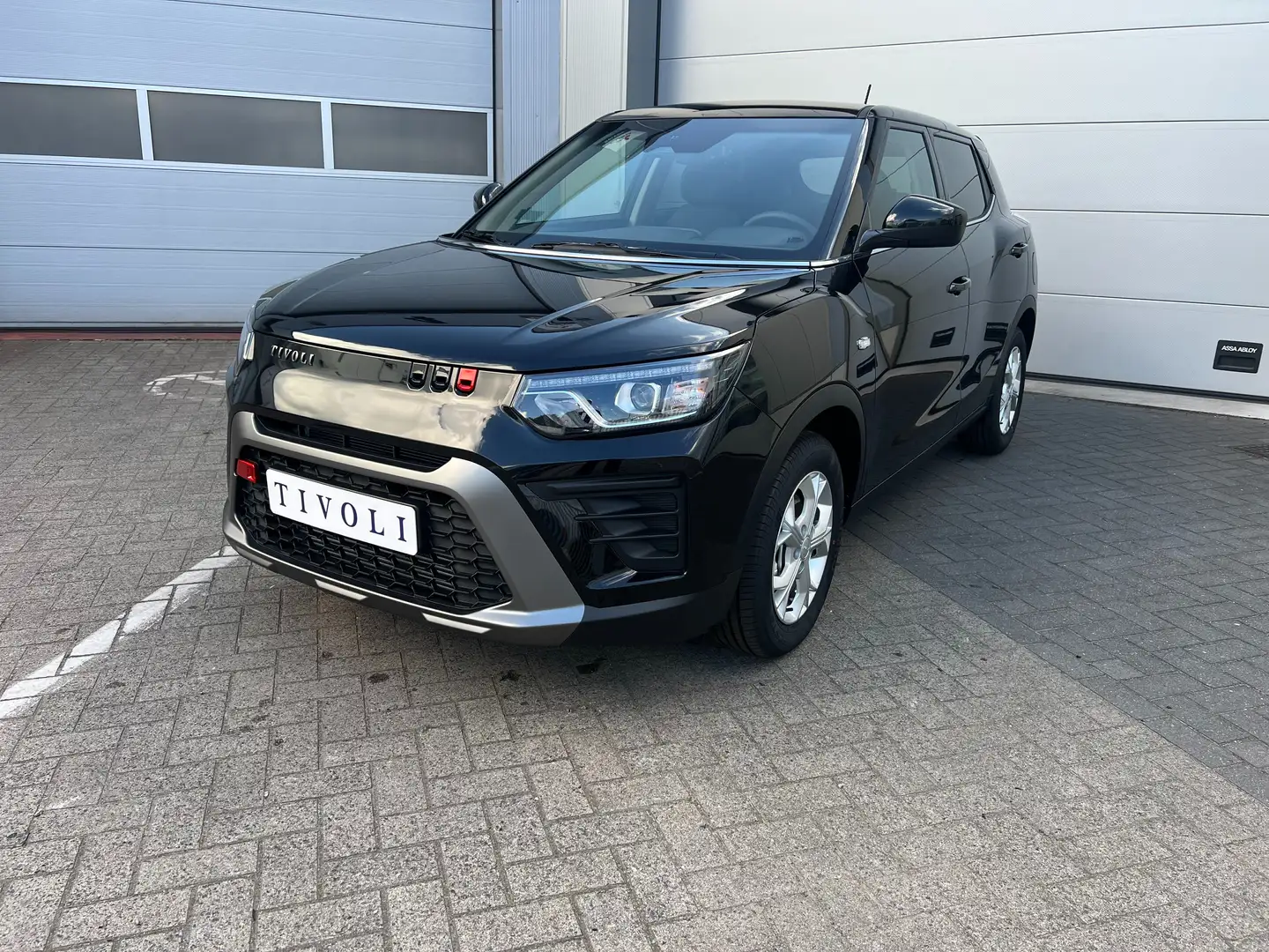 KGM Tivoli 1.5 P Bronze VERKOCHT/SOLD Noir - 2