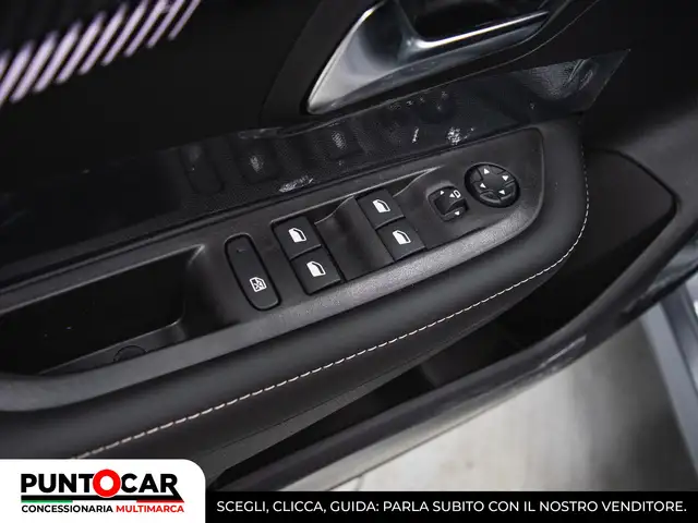 Peugeot 208 view 11