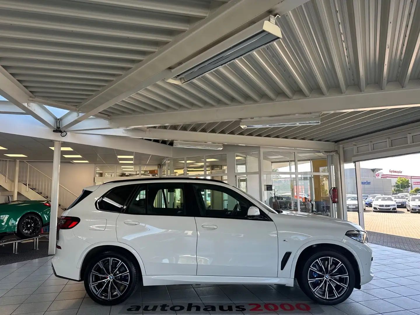 BMW X5 xDrive 45e M Sportpaket LED/HUD/360°/AHK/H&K Weiß - 2