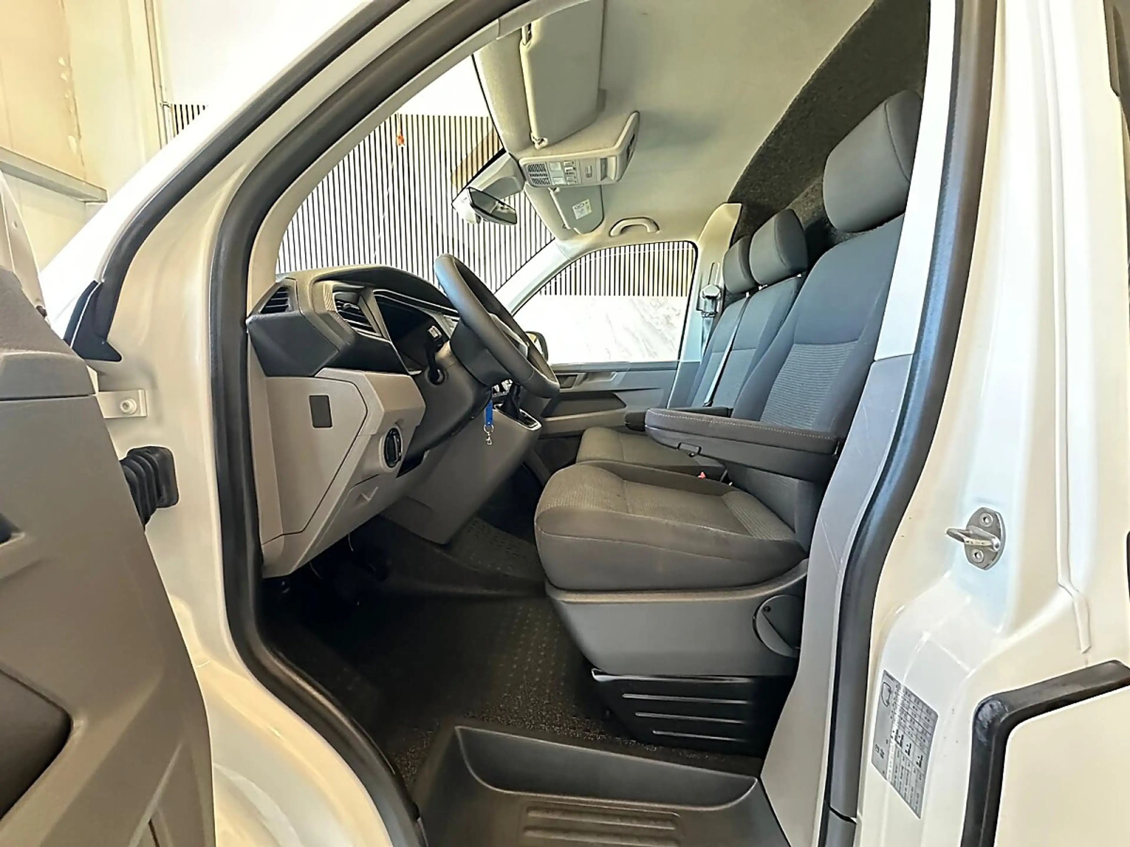 Volkswagen T6.1 Transporter L1 Flügel Front Assist, Tempomat, Einparkhilfe,... — photo 6