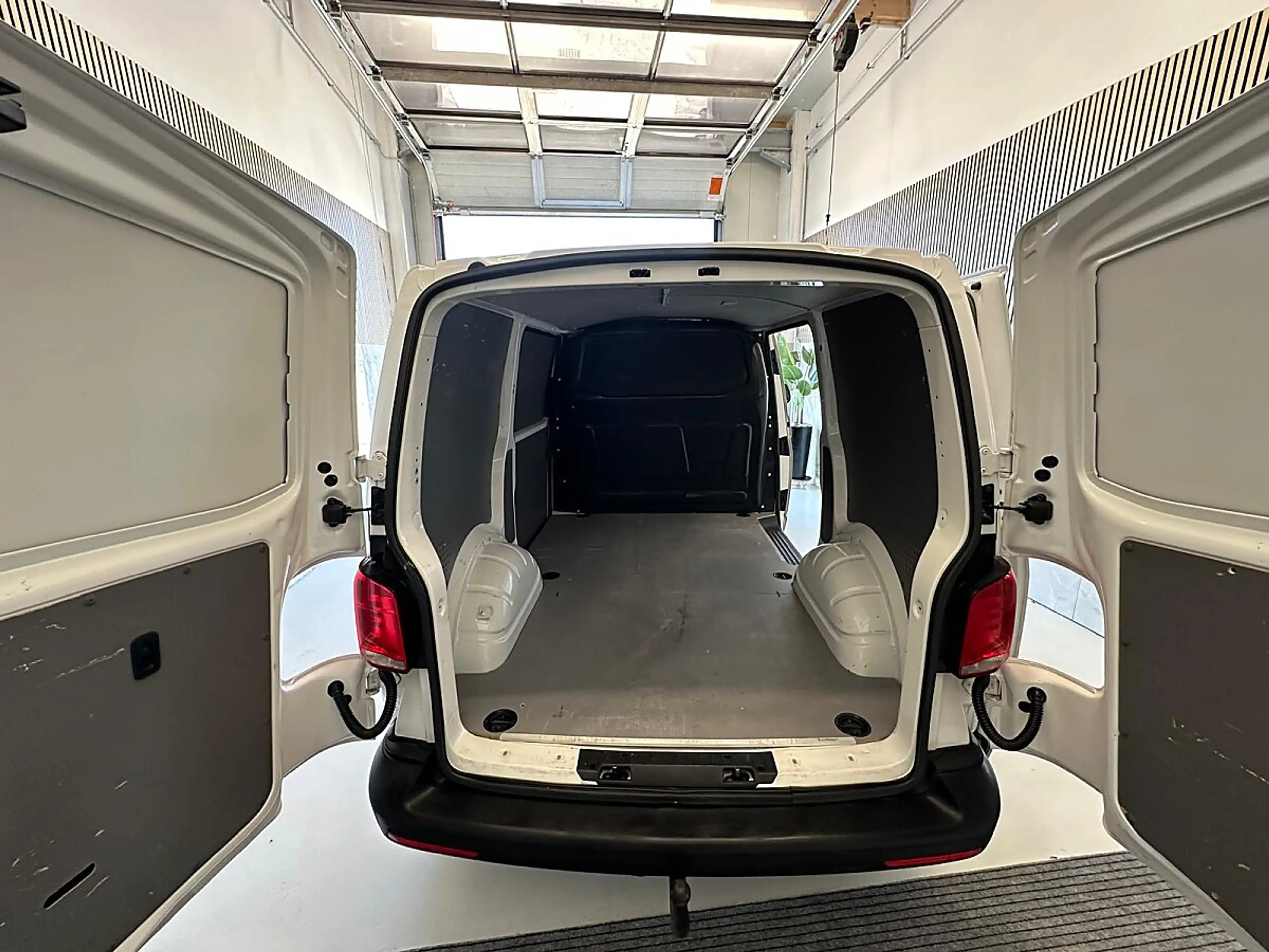 Volkswagen T6.1 Transporter L1 Flügel Front Assist, Tempomat, Einparkhilfe,... — photo 9