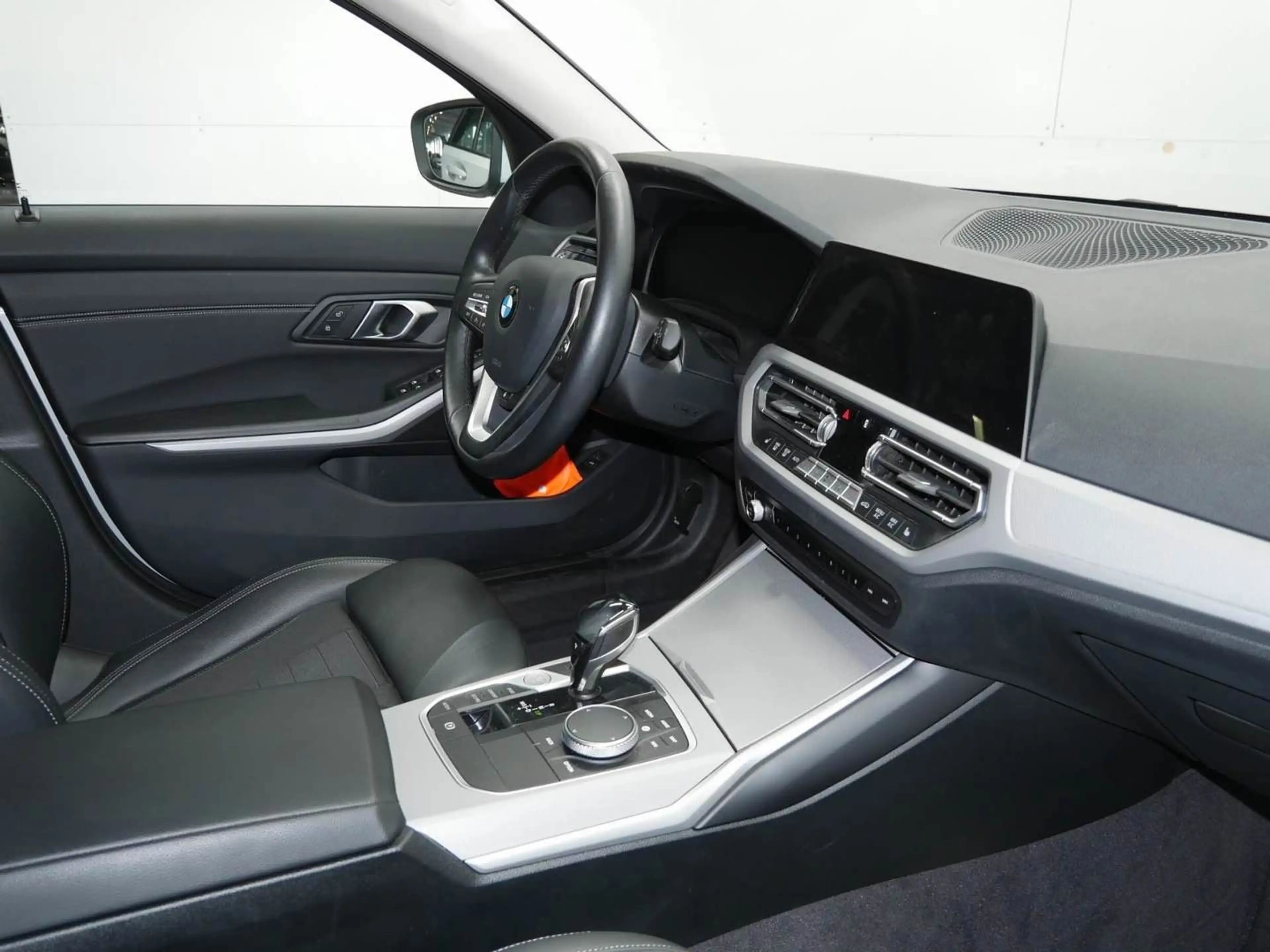 BMW 318 d*DRIVING ASSISTANT*STANDHZG.* — photo 3